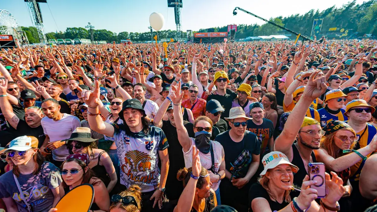 Menschenmenge bei einem Festival, die jubelt und die Arme hebt. Die Energie ist sp&uuml;rbar, wie bei einem Hurricane Acts.