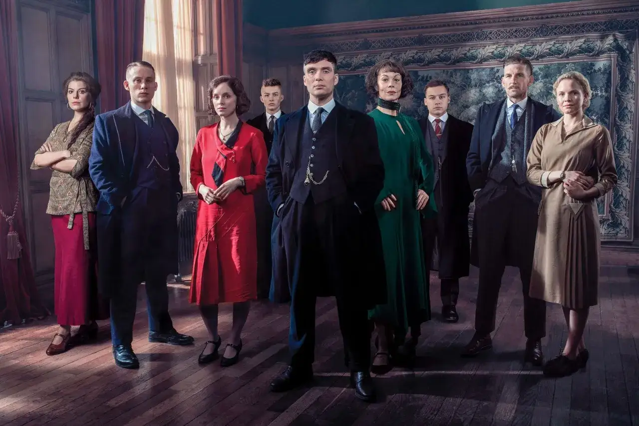 Die Shelby-Familie versammelt sich für die Peaky Blinders neue Staffel. Tommy im Anzug führt die Gruppe an, umgeben von seinen Lieben.