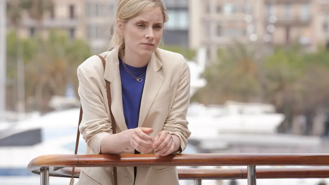Eine Frau in einem beigen Blazer lehnt am Gel&auml;nder. Sie ist eine Hauptfigur in der ZDF-Serie 