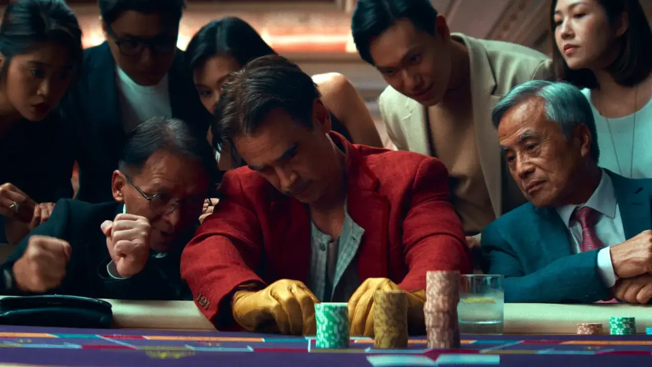 Colin Farrell in seinem neuen Film, umgeben von einer gespannten Gruppe, die auf den Ausgang eines Spiels wartet.