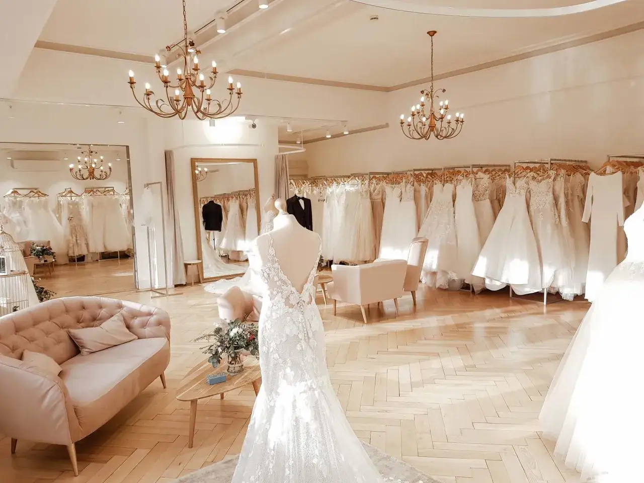 Brautkleider-Paradies: Entdecken Sie Ihr Traumkleid auf der Hochzeitsmesse Heilbronn. Elegante Kleider, stilvolle Möbel und festliche Atmosphäre.