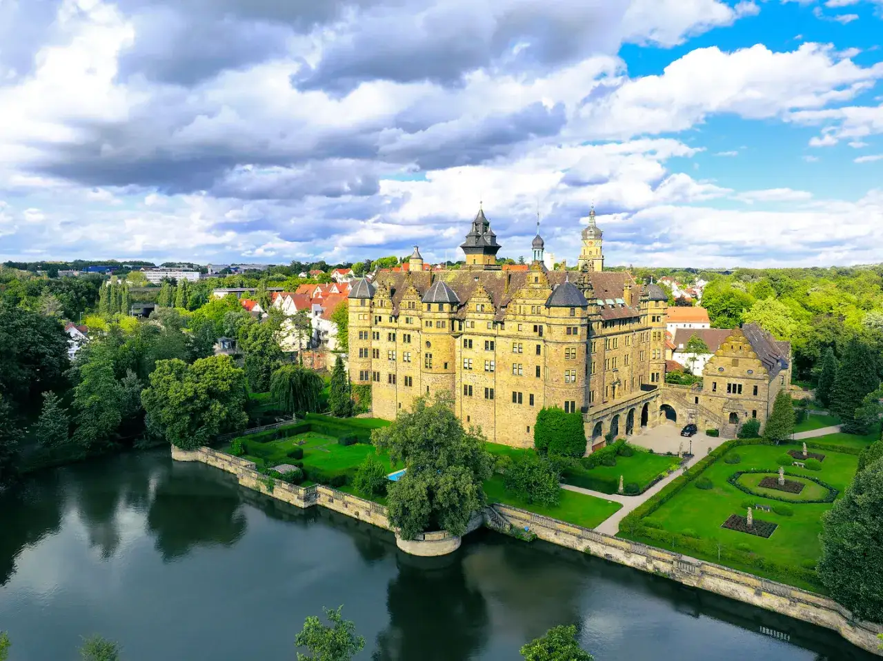 Wundersch&ouml;nes Schloss mit Wassergraben und Garten, ideal f&uuml;r Veranstaltungen in Hohenlohe.