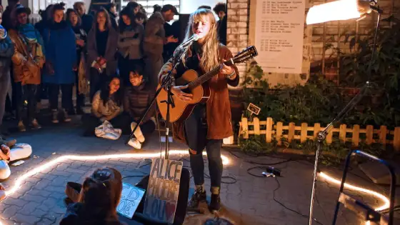Alice Phoebe Lou in Berlin - warum die Stadt ihren Sound prägt